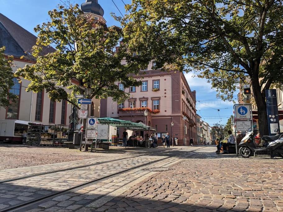 65Qm Altbaucharme Mit Zwei Balkonen Lejlighed Karlsruhe Eksteriør billede